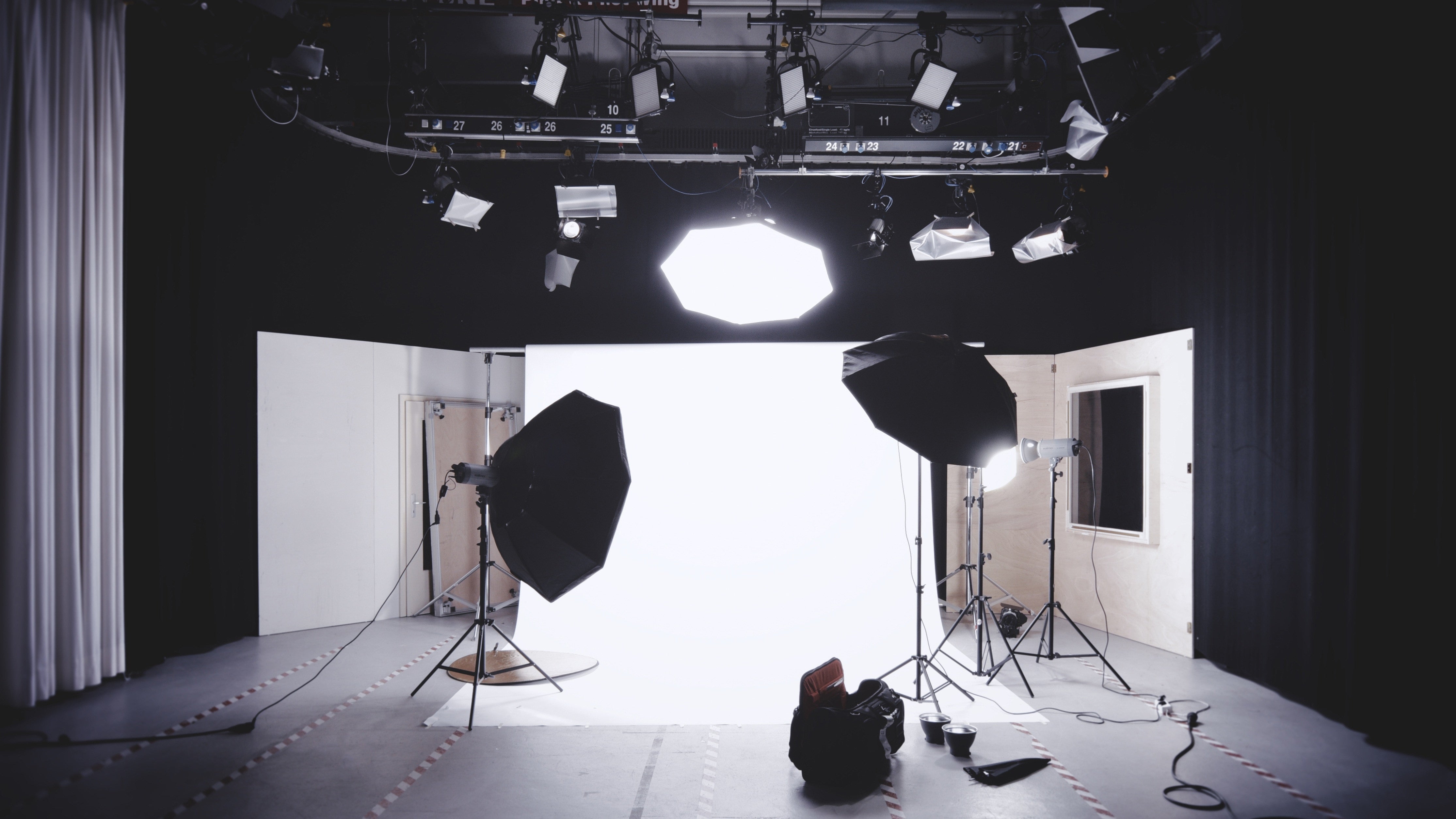 Behind the scenes of our new pictures!